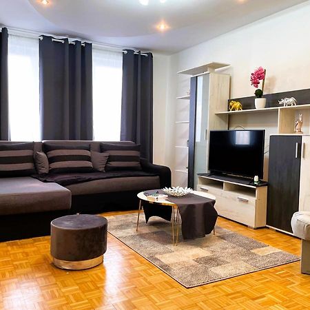 Royal Palace - City Center Accommodation Bucarest Esterno foto