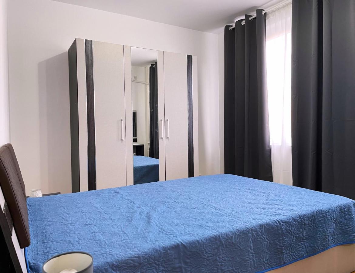 Royal Palace - City Center Accommodation Bucarest Esterno foto
