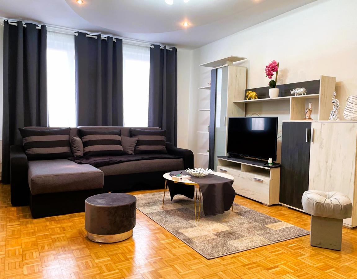 Royal Palace - City Center Accommodation Bucarest Esterno foto